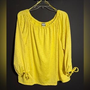 Sam and Jess Eyelet Top On or Off Shoulder.